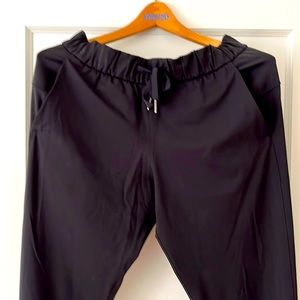 Lululemon size 6 On The Fly pants